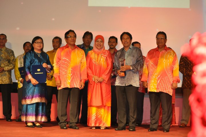 SAFETY AND HEALTH AWARD 2011 (GOVERNMENT DEPARTMENT & LOCAL AUTHORITIES CATEGORY
